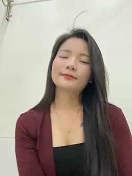 Bee Yellow00 online show from 10-25-25, 04:20