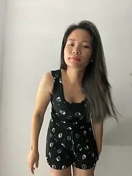 Bee Yellow00 online show from 10-29-25, 05:14