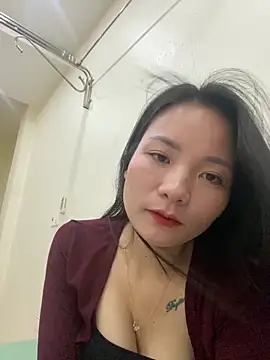 Bee Yellow00 online show from 10-31-25, 04:35