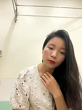 Bee Yellow00 online show from 11-10-25, 04:33