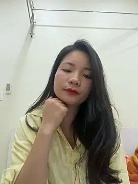 Bee Yellow00 online show from 12-19-25, 05:36