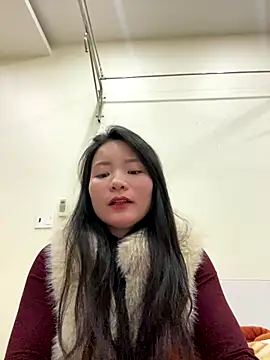 Bee Yellow00 online show from 01-07-26, 04:37