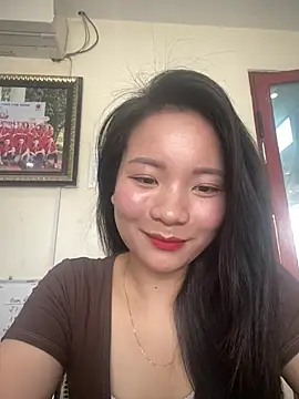 Bee Yellow00 online show from 04-23-26, 03:41