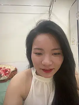 Bee Yellow00 online show from 04-24-26, 04:59