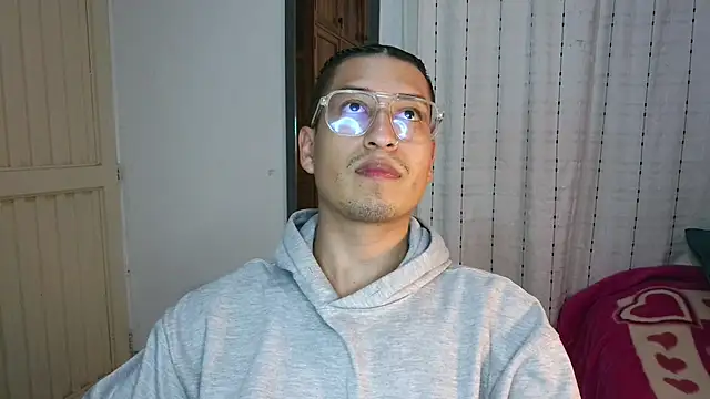 estebaaan    online show from 10-28-25, 04:27