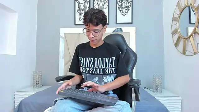 Snapshot of adams_bobby chatting on 11-21-25, 11:31 adams bobby online show from 11-21-25, 11:31