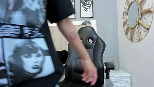 Snapshot of adams_bobby chatting on 11-28-25, 11:24 adams bobby online show from 11-28-25, 11:24