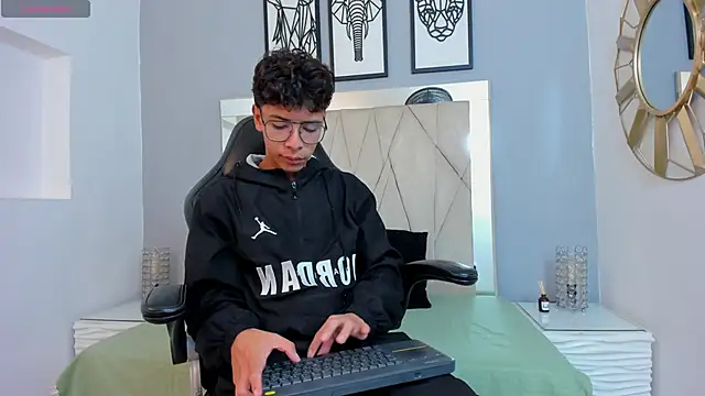 Snapshot of adams_bobby chatting on 11-30-25, 11:25 adams bobby online show from 11-30-25, 11:25