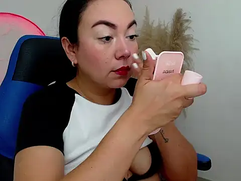 Yadis hot online show from 11-21-25, 09:02