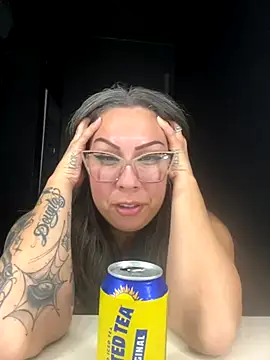 Snapshot of ThatGirlVia chatting on 11-15-25, 04:54 ThatGirlVia online show from 11-15-25, 04:54