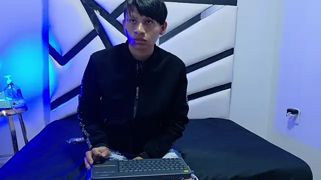 Snapshot of ALEXANDRO_BOVER chatting on 11-04-25, 07:13 ALEXANDRO BOVER online show from 11-04-25, 07:13