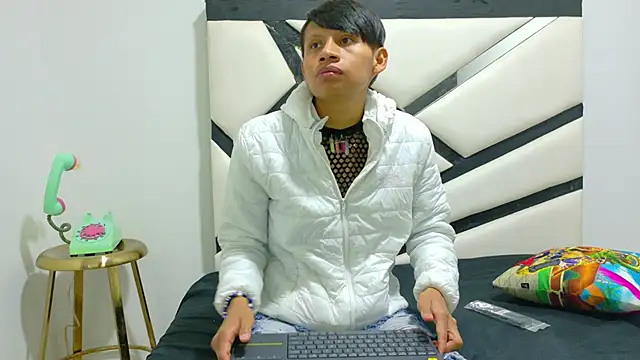 Snapshot of ALEXANDRO_BOVER chatting on 12-05-25, 08:16 ALEXANDRO BOVER online show from 12-05-25, 08:16