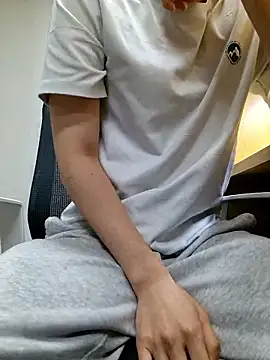 Snapshot of yuta_00 chatting on 05-04-26, 04:36 yuta 00 online show from 05-04-26, 04:36