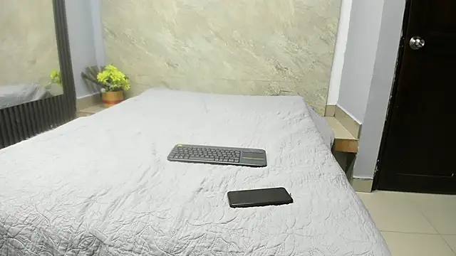 Snapshot of Sarahh-19 chatting on 11-27-25, 11:45 Sarahh-19 online show from 11-27-25, 11:45