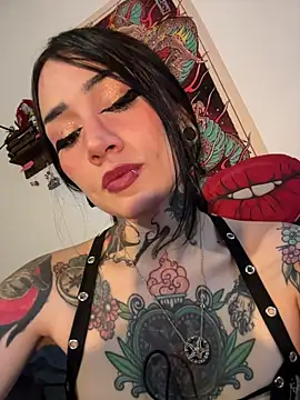 Snapshot of NinaHex chatting on 11-18-25, 02:32 NinaHex online show from 11-18-25, 02:32