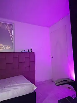 YeseniaRodriguez3 online show from 04-15-26, 06:37