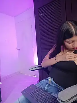 YeseniaRodriguez3 online show from 04-15-26, 07:58