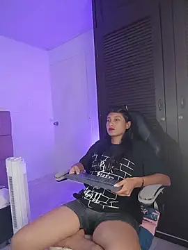 YeseniaRodriguez3 online show from 04-25-26, 04:37