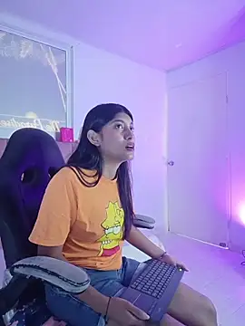 YeseniaRodriguez3 online show from 04-28-26, 05:51