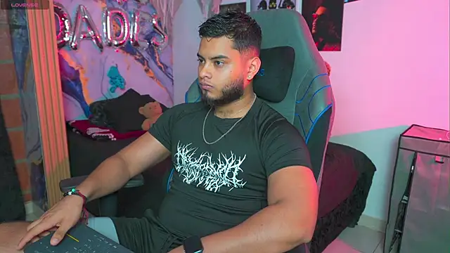 Tiler wolker online show from 04-24-26, 01:30