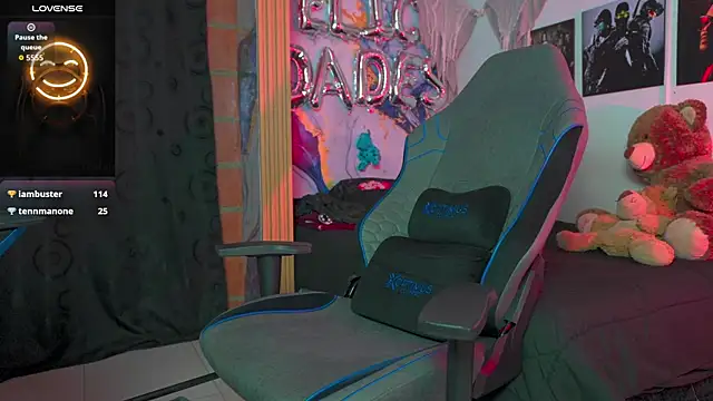 Tiler wolker online show from 04-28-26, 02:27