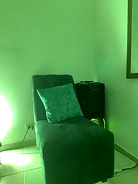 Chikihot69 online show from 10-28-25, 03:21