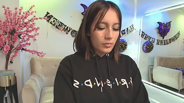 Lili scott online show from 10-29-25, 03:20