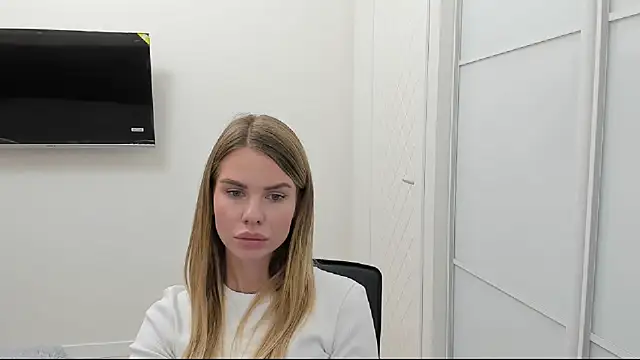 LinaBey online show from 10-26-25, 04:13