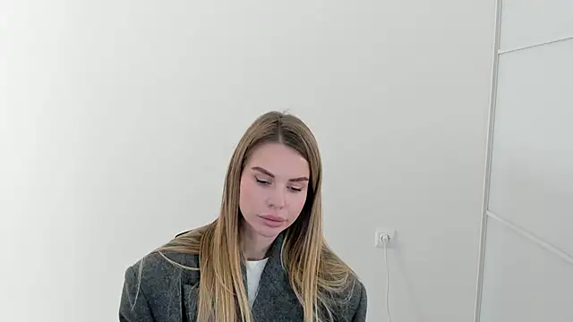 Snapshot of LinaBey chatting on 11-15-25, 12:56 LinaBey online show from 11-15-25, 12:56