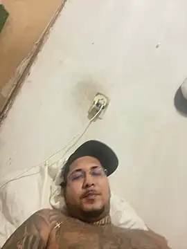 Snapshot of omascarado__ chatting on 10-30-25, 05:20 omascarado   online show from 10-30-25, 05:20