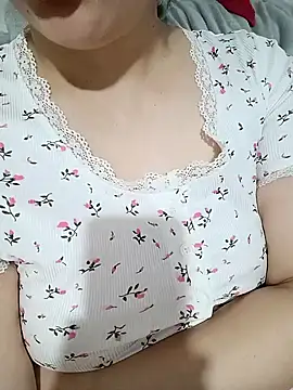 Snapshot of Emily__love chatting on 12-04-25, 03:32 Emily love online show from 12-04-25, 03:32