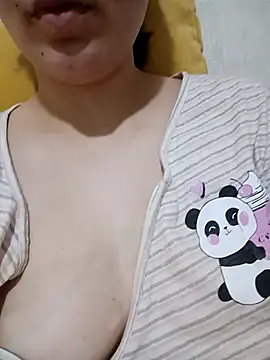 Snapshot of Emily__love chatting on 12-05-25, 04:25 Emily love online show from 12-05-25, 04:25