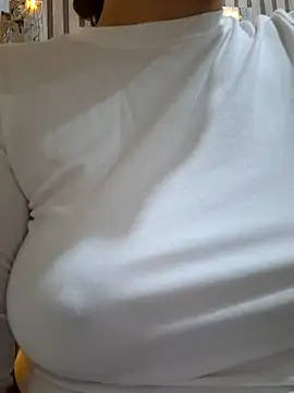 Snapshot of Emily__love chatting on 12-15-25, 04:39 Emily love online show from 12-15-25, 04:39