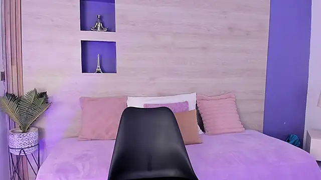 Hillary hott online show from 11-08-25, 01:33