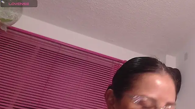 Snapshot of Emma_Hotkiss chatting on 04-11-26, 02:16 Emma Hotkiss online show from 04-11-26, 02:16