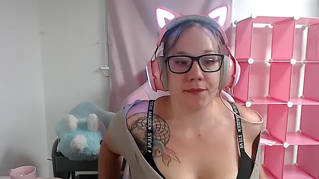 VixxyKitt3n online show from 10-27-25, 05:22