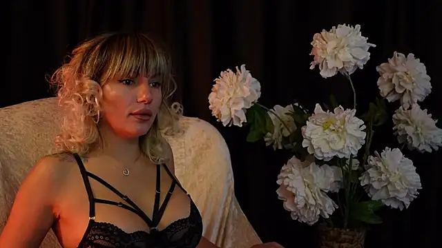 Snapshot of EllaWhisper chatting on 11-02-25, 07:00 EllaWhisper online show from 11-02-25, 07:00