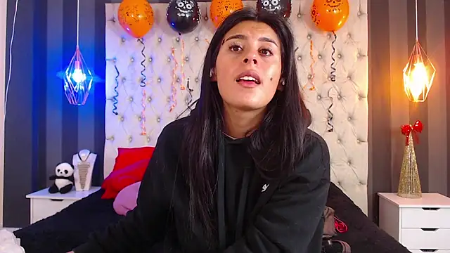 Snapshot of Camile_Petite chatting on 10-29-25, 07:26 Camile Petite online show from 10-29-25, 07:26