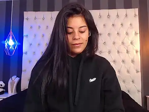 Snapshot of Camile_Petite chatting on 11-05-25, 07:36 Camile Petite online show from 11-05-25, 07:36