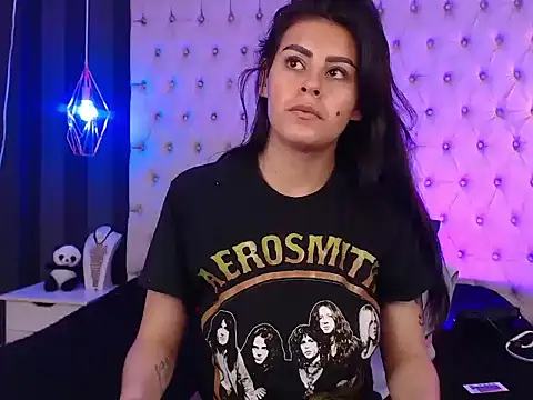 Snapshot of Camile_Petite chatting on 11-12-25, 07:35 Camile Petite online show from 11-12-25, 07:35