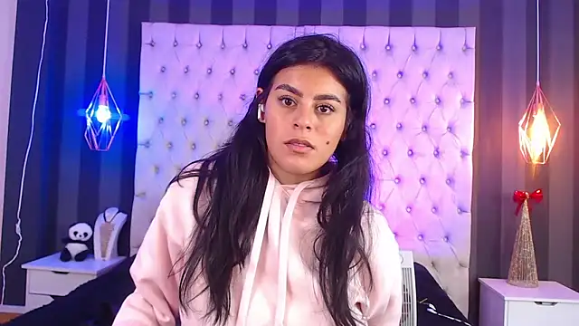 Snapshot of Camile_Petite chatting on 11-13-25, 08:30 Camile Petite online show from 11-13-25, 08:30