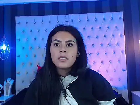 Snapshot of Camile_Petite chatting on 11-14-25, 07:34 Camile Petite online show from 11-14-25, 07:34