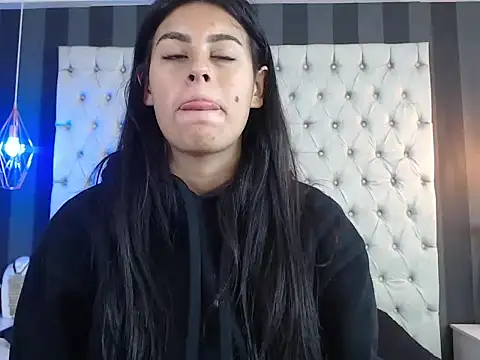 Snapshot of Camile_Petite chatting on 11-18-25, 07:18 Camile Petite online show from 11-18-25, 07:18