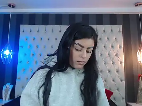 Snapshot of Camile_Petite chatting on 11-27-25, 08:11 Camile Petite online show from 11-27-25, 08:11