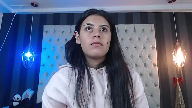 Snapshot of Camile_Petite chatting on 12-13-25, 09:20 Camile Petite online show from 12-13-25, 09:20