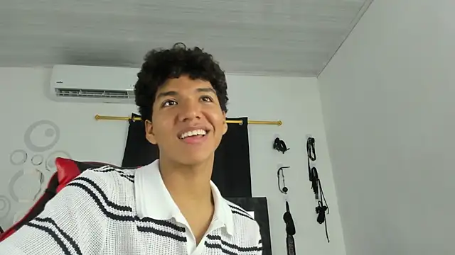 Snapshot of Maximiliano_Khalil chatting on 11-22-25, 07:02 Maximiliano Khalil online show from 11-22-25, 07:02