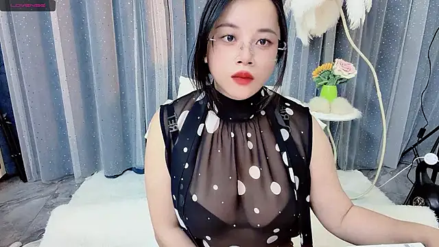 Snapshot of May-899 chatting on 12-17-25, 01:39 May-899 online show from 12-17-25, 01:39