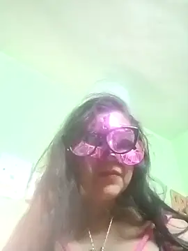 Snapshot of LOVE__RANI chatting on 12-14-25, 04:29 LOVE RANI online show from 12-14-25, 04:29