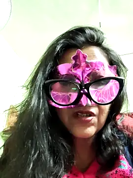 Snapshot of LOVE__RANI chatting on 12-21-25, 07:10 LOVE RANI online show from 12-21-25, 07:10