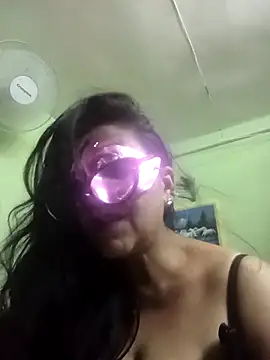 Snapshot of LOVE__RANI chatting on 06-20-26, 04:15 LOVE RANI online show from 06-20-26, 04:15